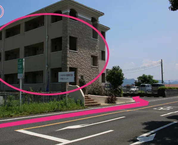 イオン駐車場に入ってすぐ左のマンション駐車場にお入り下さい